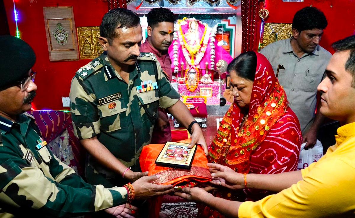 जैसलमेर में पूर्व सीएम वसुंधरा राजे के साथ दिखी कांग्रेस नेता सुनाती भाटी, सियासी सरगर्मी तेज