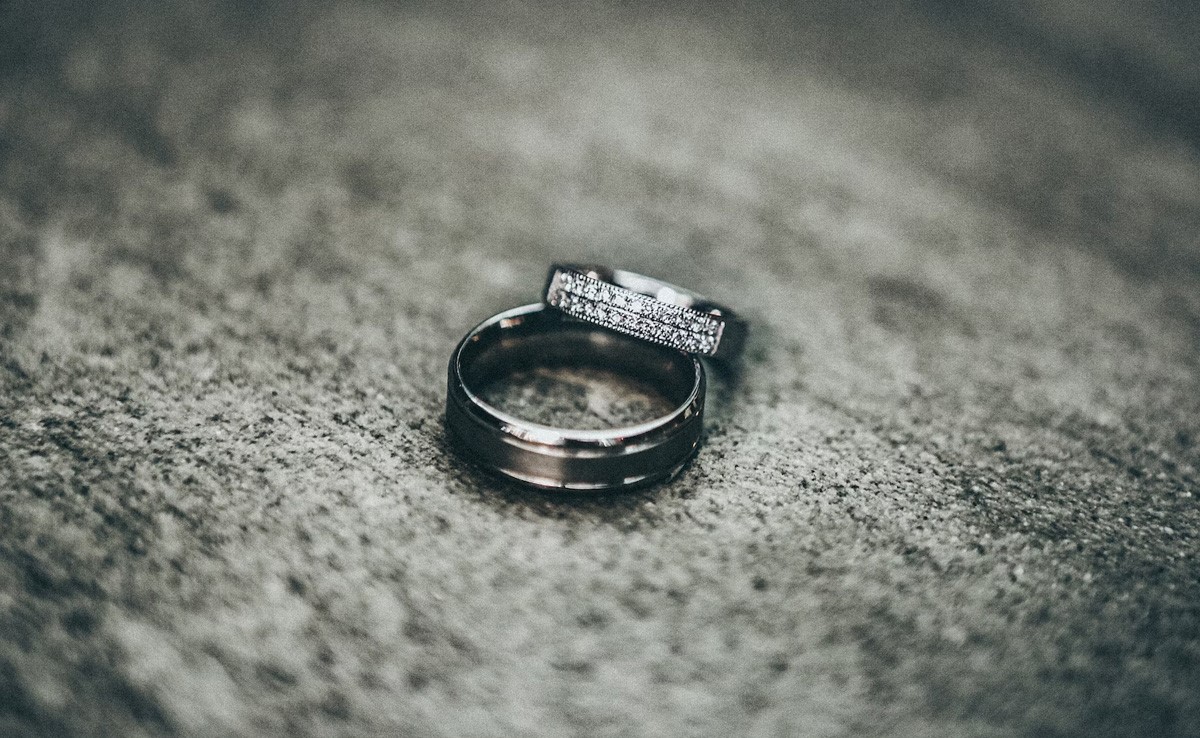 इस फेस्टिव सीज़न Melorra से मेंस के लिए खरीदें ये स्‍टाइलिश गिफ्ट्स और 4% तक की बचत भी करें