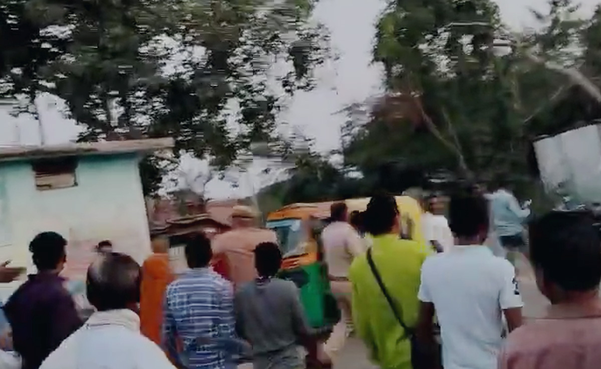 यूपी : महोबा में सड़क हादसे में 13 वर्षीय छात्र की मौत, जाम खुलवाने पहुंची पुलिस को भीड़ ने दौड़ा-दौड़ा कर पीटा