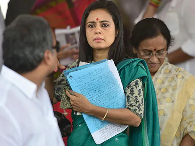महुआ मोइत्रा के साथ खड़े होने में क्या TMC डर रही?