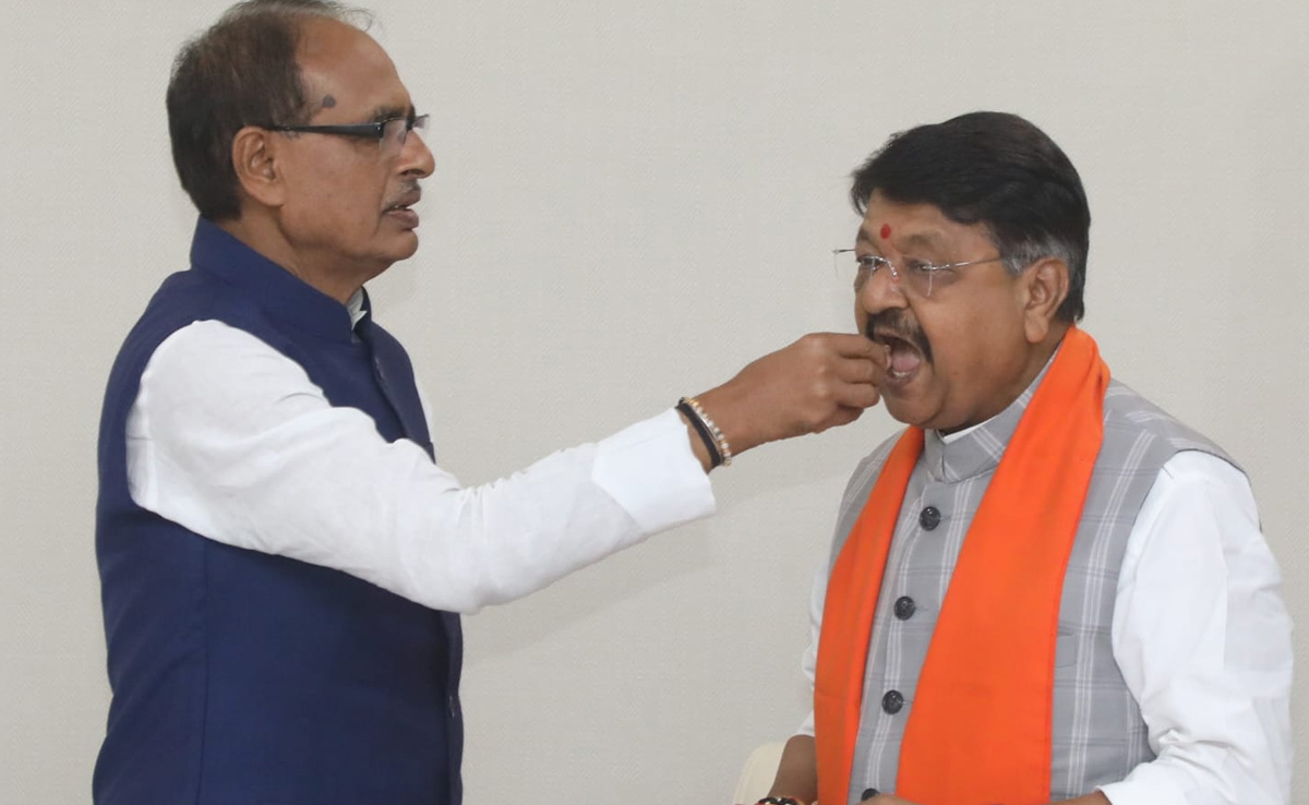 India Vs Pakistan WC : MP सीएम हाउस में मना भारत की जीत का जश्न, एक-दूसरे को खिलाई मिठाई