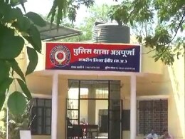 Indore: पेट्रोल बम फेंकते शख्स हुआ CCTV में कैद, 12 घंटे में पुलिस ने किया गिरफ्तार 