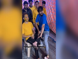 VIDEO: शादी से पहले बैठे-बैठे ही दूल्हे का बन गया मजाक, दोस्तों ने किया ऐसा डांस शरमा गया दूल्हा VIDEO: शादी से पहले बैठे-बैठे ही दूल्हे का बन गया मजाक, दोस्तों ने किया ऐसा डांस शरमा गया दूल्हा