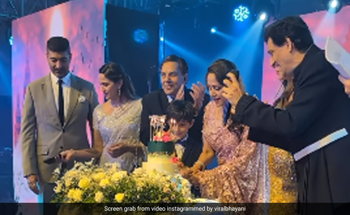 हेमा मालिनी ने स्टेज पर 'तूने ओ रंगीले कैसा जादू किया' गाया गाना और यूं दिए एक्सप्रेशंस, दर्शकों में बैठे धर्मेंद्र लगे झूमने