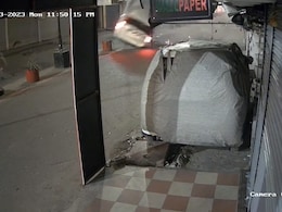 यूपी में गुब्बारा बेचने वाले को कुचलने के बाद दो बार पलटी तेज रफ्तार एसयूवी  यूपी में गुब्बारा बेचने वाले को कुचलने के बाद दो बार पलटी तेज रफ्तार एसयूवी