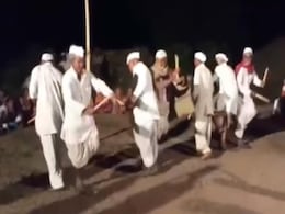धोती-कुर्ता और टोपी पहनें इन पुरुषों की टोली ने किया ऐसा गरबा कि लड़कियां भी हो जाएं फेल, लोग बोले- कमाल है दद्दू धोती-कुर्ता और टोपी पहनें इन पुरुषों की टोली ने किया ऐसा गरबा कि लड़कियां भी हो जाएं फेल, लोग बोले- कमाल है दद्दू