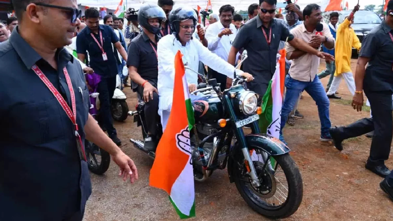 अलग अंदाज में दिखे CM Bhupesh Baghel, Bullet पर बैठकर किया क्षेत्र का दौरा