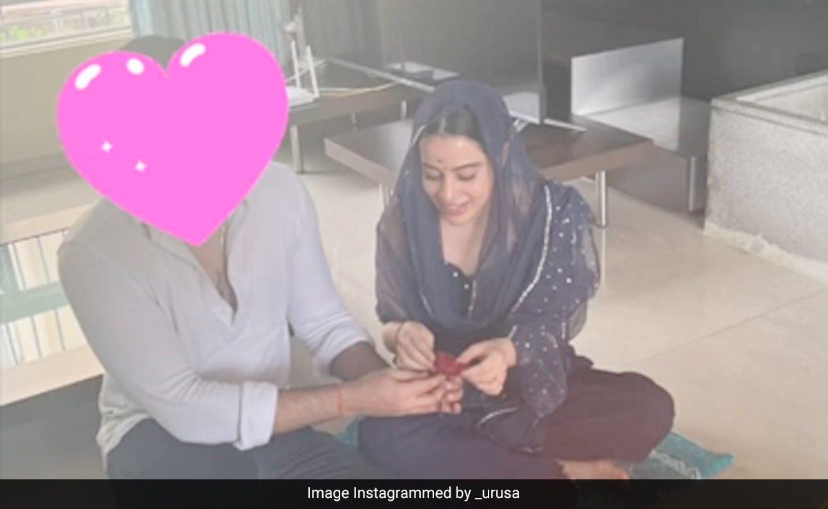 Viral Pic Of Uorfi Javed With Mystery Man Prompts Engagement Rumours