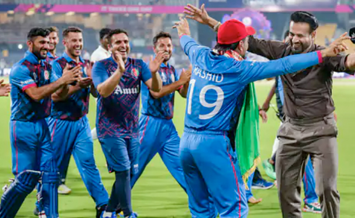 पाकिस्तान की हार पर जमकर नाचे इरफान पठान, राशिद खान को लगाया गले, जुगलबंदी का वीडियो हुआ वायरल