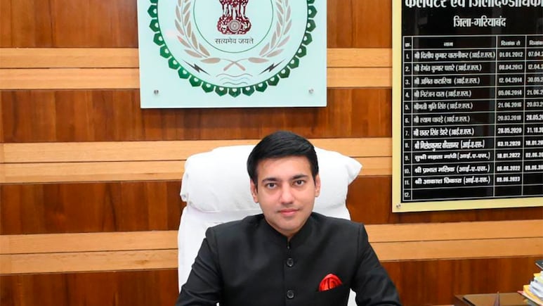 IAS Akash Chhikara: पिता की एक सलाह ने बदल दी जिंदगी, इंजीनियर से IAS बनने वाले जानिए कौन हैं आकाश छिकारा ? संभालेंगे बस्तर की कमान