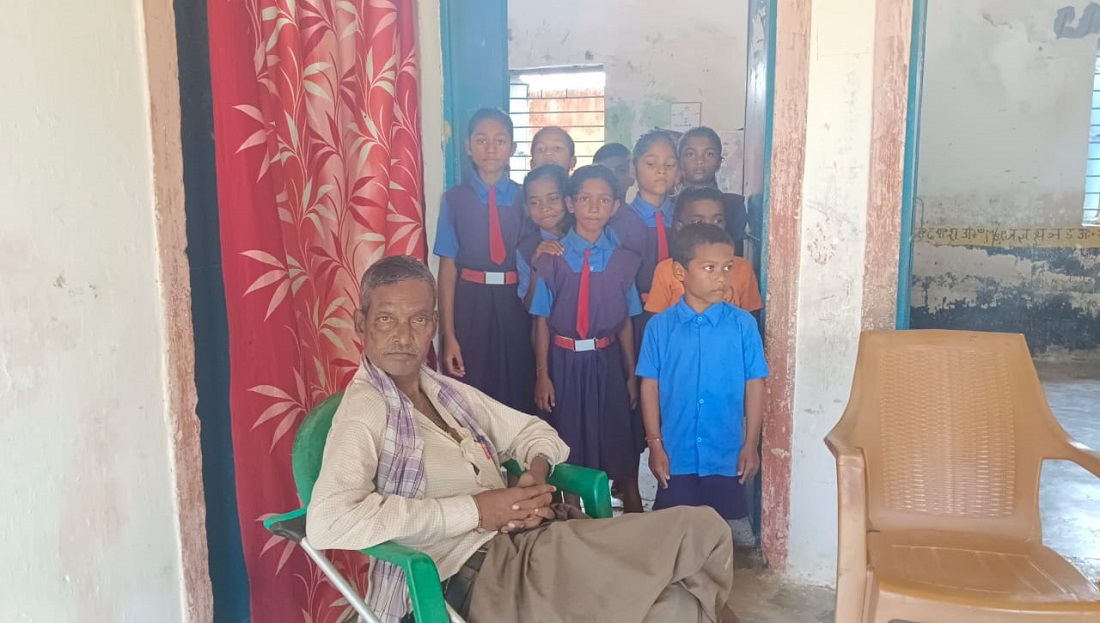 Jashpur News : शराब के नशे में ये शिक्षक हर दिन रहता है 'मस्त', ग्रामीण समझाइश देकर हुए 'पस्त'