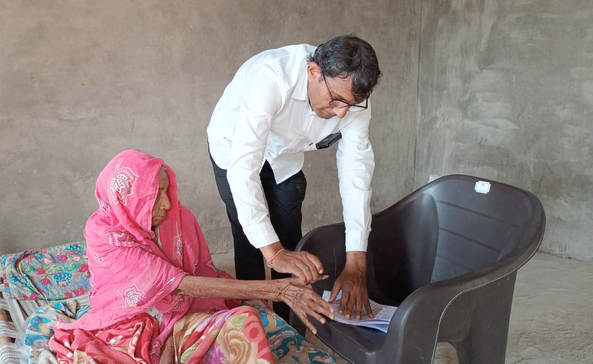 Rajasthan Election 2023: Vote From Home के लिए शुरू हुए रजिस्ट्रेशन, फॉर्म 12D भरवाने घर-घर जा रहे बीएलओ, ये है आखिरी तारीख