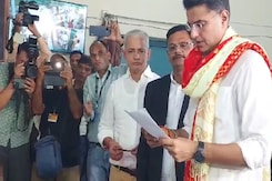 Sachin Pilot Nomination: पहले पूजा अर्चना, फिर रोड शो, उसके बाद किया नामांकन Sachin Pilot Nomination: पहले पूजा अर्चना, फिर रोड शो, उसके बाद किया नामांकन