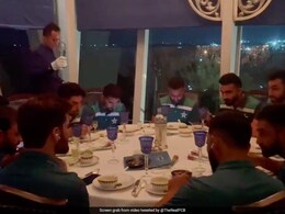 Watch: Pakistan Cricketers Enjoy Lavish Dinner In Hyderabad, Then Take Selfies With Fans Watch: Pakistan Cricketers Enjoy Lavish Dinner In Hyderabad, Then Take Selfies With Fans