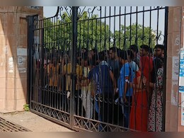 RAS Exam 2023: परीक्षा सेंटर पर देर से पहुंचे परीक्षार्थी, नहीं मिला प्रवेश तो छलके आंसू