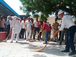 केंद्रीय मंत्री शेखावत ने रेल परिसर में लगाई झाडू, कहा स्वच्छता अपनाकर गांधीजी को सच्ची 'स्वच्छाजंलि' दें!