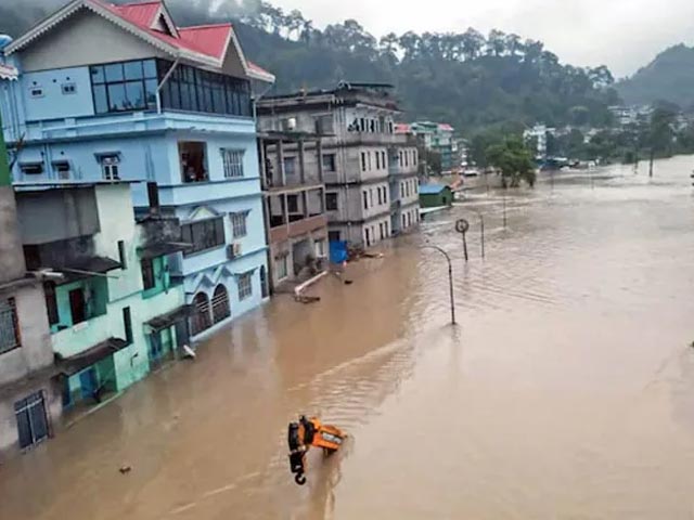 उत्तरी सिक्किम में बाढ़ से मकानों-सड़कों को हुआ भारी नुकसान