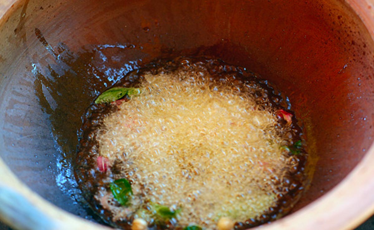 कंघी करते ही टूटकर गिरने लगते हैं बाल तो इस तेल को बनाकर लगाना कर दीजिए शुरू, रुक जाएगा Hair Fall