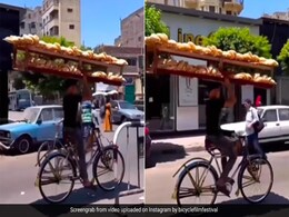 ट्रैफिक के बीच साइकिल चलाते हुए सिर पर ब्रेड का भारी भरकम ट्रे रखकर ले जा रहा था शख्स, बैलेंस देख लोग हैरान ट्रैफिक के बीच साइकिल चलाते हुए सिर पर ब्रेड का भारी भरकम ट्रे रखकर ले जा रहा था शख्स, बैलेंस देख लोग हैरान