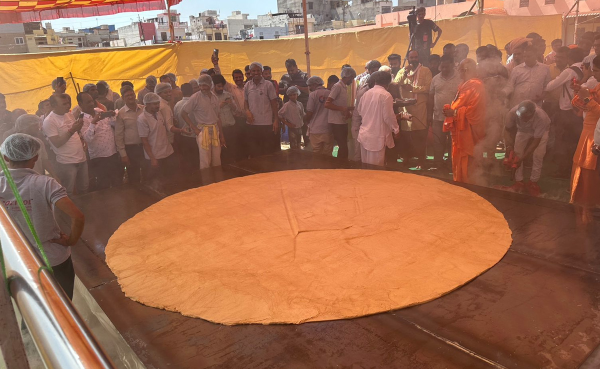 दुनिया की सबसे बड़ी रोटी बनाकर रचा इतिहास, जानिए कैसे तैयार हुई 151 किलो आटे से बनी अनोखी रोटी
