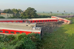4 Dead, 30 Injured After North East Express Train Derails In Bihar 4 Dead, 30 Injured After North East Express Train Derails In Bihar