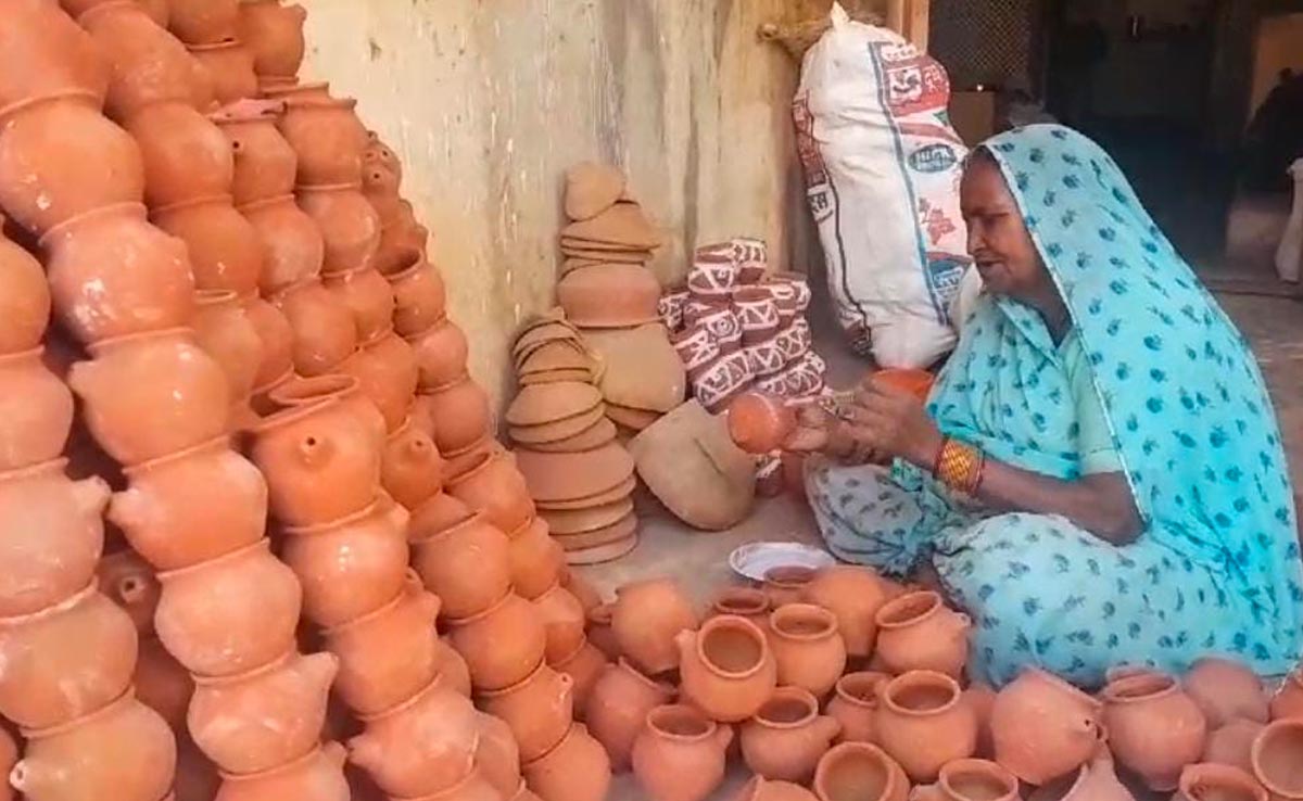 अजमेर के 'कुमार मार्केट' में मिलते हैं सबसे सस्ते डिजाइनर दीये! करवा से मूर्तियों तक जानें क्या हैं दाम?