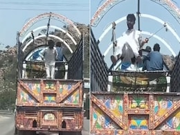 ये है असली देसी जुगाड़, चलते ट्रक में झूला झूलते शख्स को देख पब्लिक को लगा जोरों का झटका ये है असली देसी जुगाड़, चलते ट्रक में झूला झूलते शख्स को देख पब्लिक को लगा जोरों का झटका