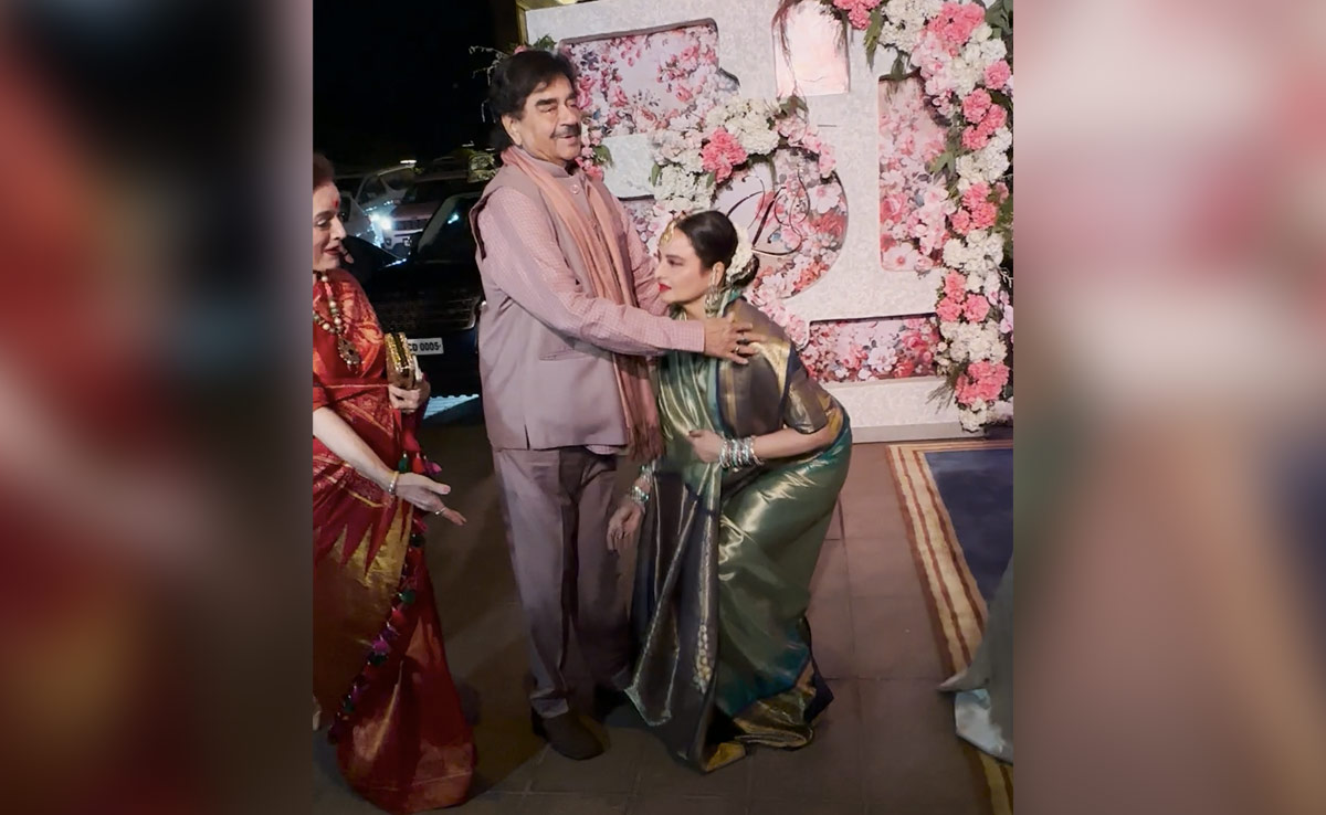 Viral: Rekha Touches Shatrughan Sinha's Feet At A Wedding Reception