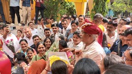 जन्मदिन पर मां को याद कर भावुक हुए गजेंद्र सिंह शेखावत, आवास पर उमड़े कार्यकर्ता