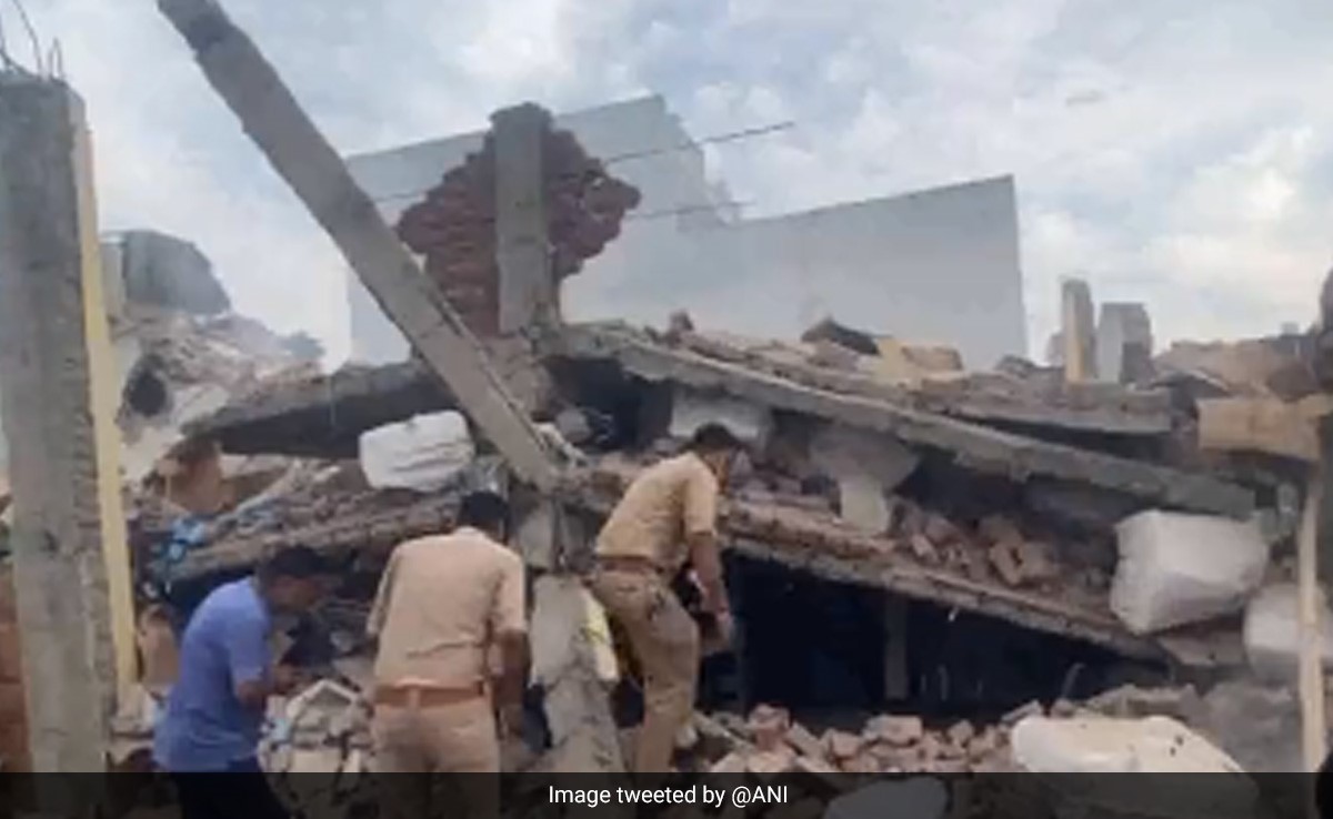 मेरठ की एक बिल्डिंग में तेज धमाका, 5 की हालत गंभीर; अवैध पटाखा फैक्ट्री चलाए जाने का शक