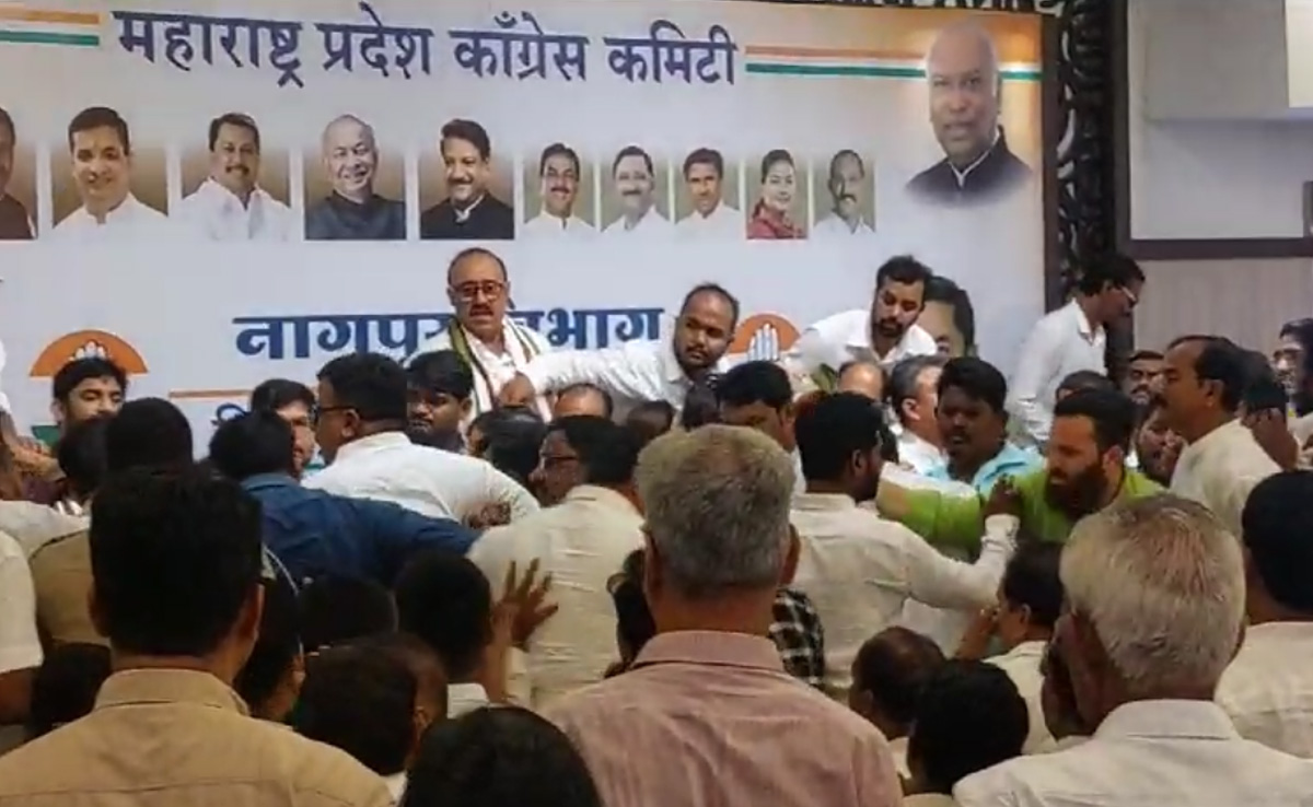 Congress Factions Come To Blows At Nagpur Meet, Fight Started Over The Mic