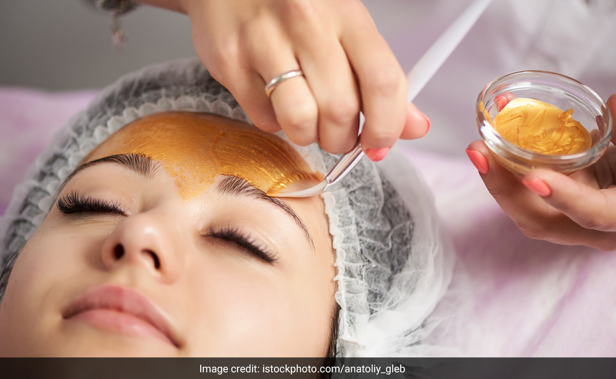 करवाचौथ पर इस तरह कर लीजिए गोल्ड फेशियल, सोने सा सुनहरा निखार दिखने लगेगा चेहरे पर 