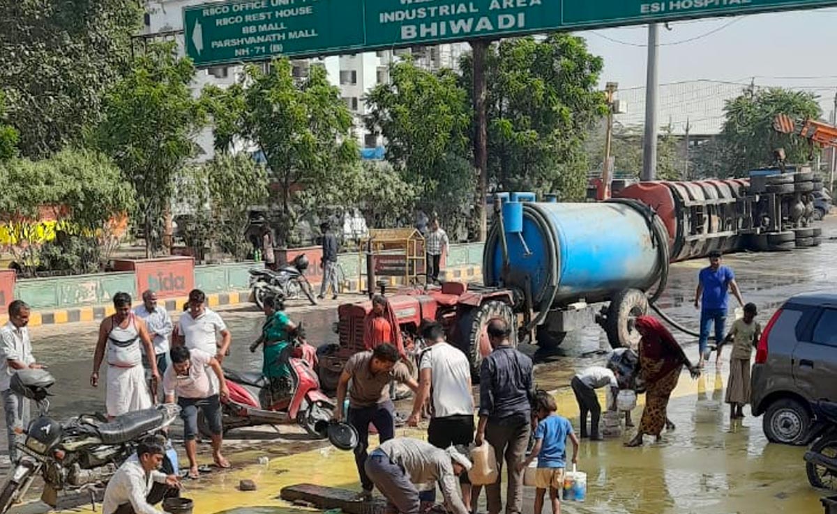 30 टन रिफाइंड ऑयल से भरा टैंकर पलटा, बाल्टी, डिब्बे और ड्रम में भरकर घर ले गए लोग