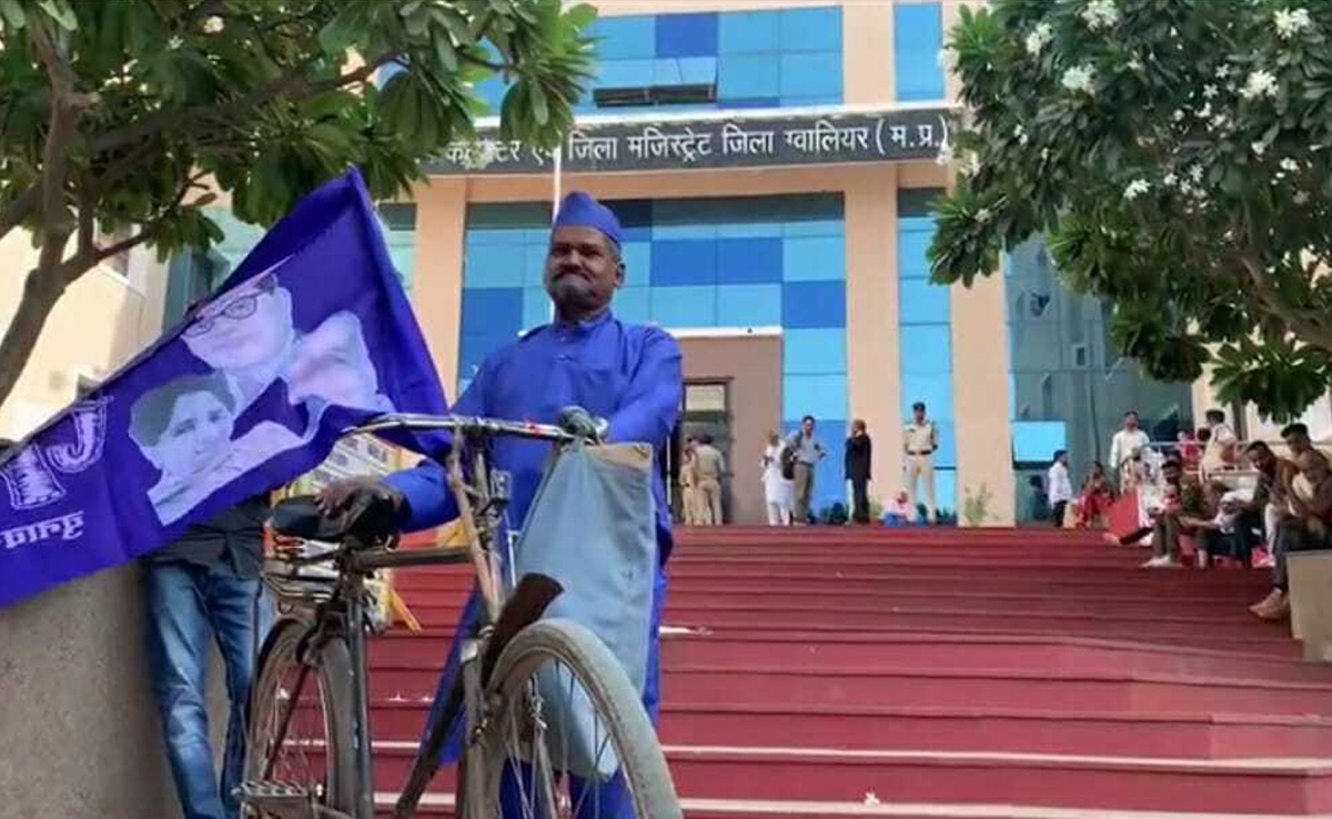 MP Election 2023: चाय बेचने वाले आनंद कुशवाह ने 28वीं बार भरा नामांकन, अनूठे अंदाज में पहुंचे