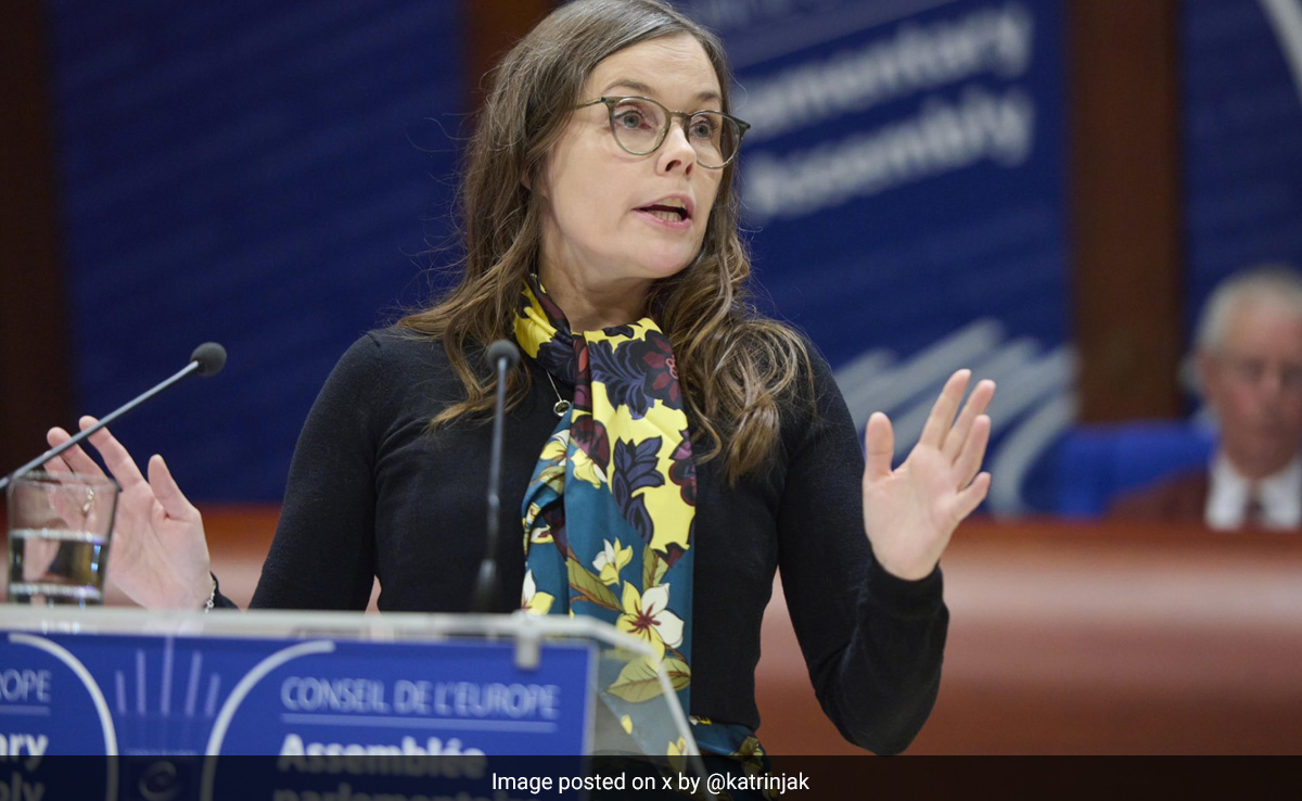 Iceland Prime Minister Joins Women On Strike Over Equal Pay