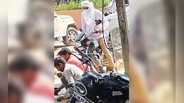 राजस्थान में ED की छापेमारी के बीच वायरल हो रही यह तस्वीर, लोग पूछ रहे- पहचान कौन?