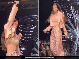 रैंप वॉक करते करते बीच में ही डांस करने लगीं ऋतिक रोशन की गर्लफ्रेंड सबा आजाद, वीडियो देख लोगों ने दिए ये रिएक्शन रैंप वॉक करते करते बीच में ही डांस करने लगीं ऋतिक रोशन की गर्लफ्रेंड सबा आजाद, वीडियो देख लोगों ने दिए ये रिएक्शन