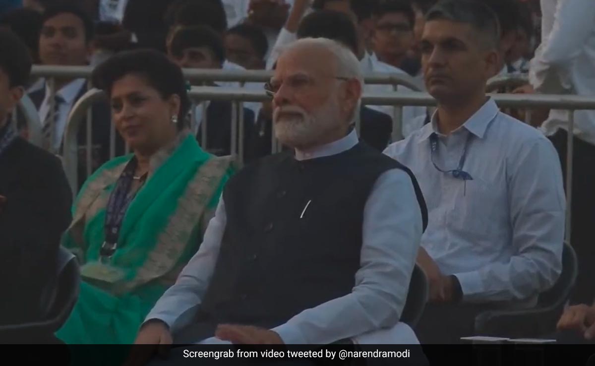 Watch: Meet Bros Perform <i>'Maadi'</i> Garba Song written By PM Modi
