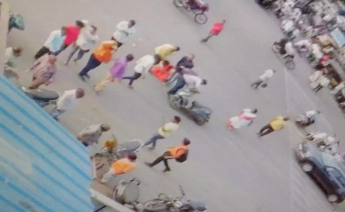 पुणे में चलती बाइक को पेट्रोल टैंकर ने मारी जोरदार टक्कर, जुड़वां बच्चियों की मौत; माता-पिता घायल