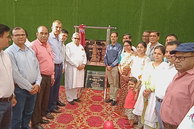 शिलान्यास के दौरान मौजूद नेतागण शिलान्यास के दौरान मौजूद नेतागण