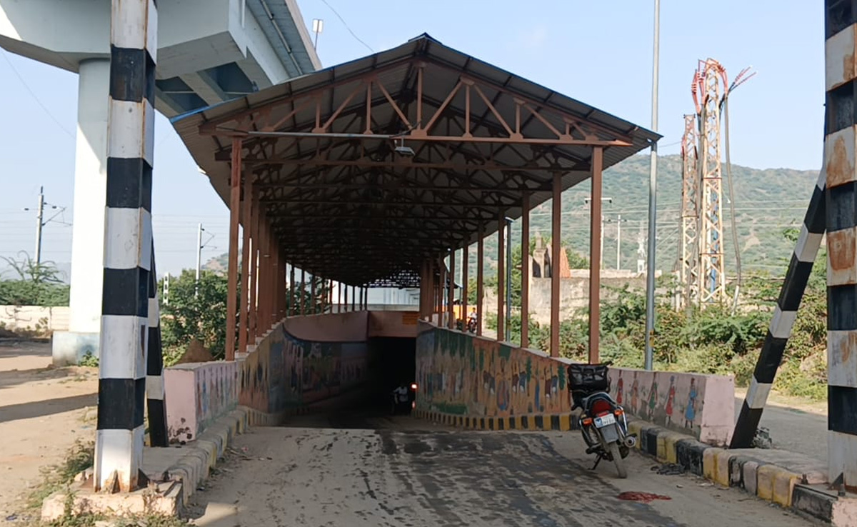 रेलवे अंडर पास में महीनों से जलभराव, प्रशासन की लापरवाही से खतरे में बच्चों की जान