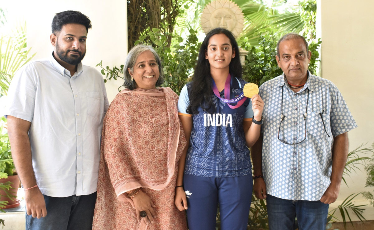 एशियन गेम्स के गोल्ड मेडल के साथ दो साल बाद घर लौटीं दिव्यकृति, ट्रेनिंग के लिए पिता को घर तक बेचना पड़ा था