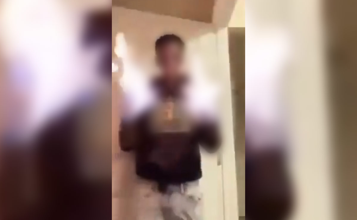 दोनों हाथों में आग लगा कर सुपरहीरो समझ रहा था लड़का, तभी एक झटके में ऐसा हुआ जिसे देख घबरा जाएंगे