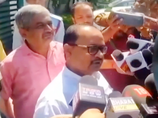 जेडीयू विधायक गोपाल मंडल पत्रकारों पर भड़के, पार्टी दफ्तर में दी गालियां