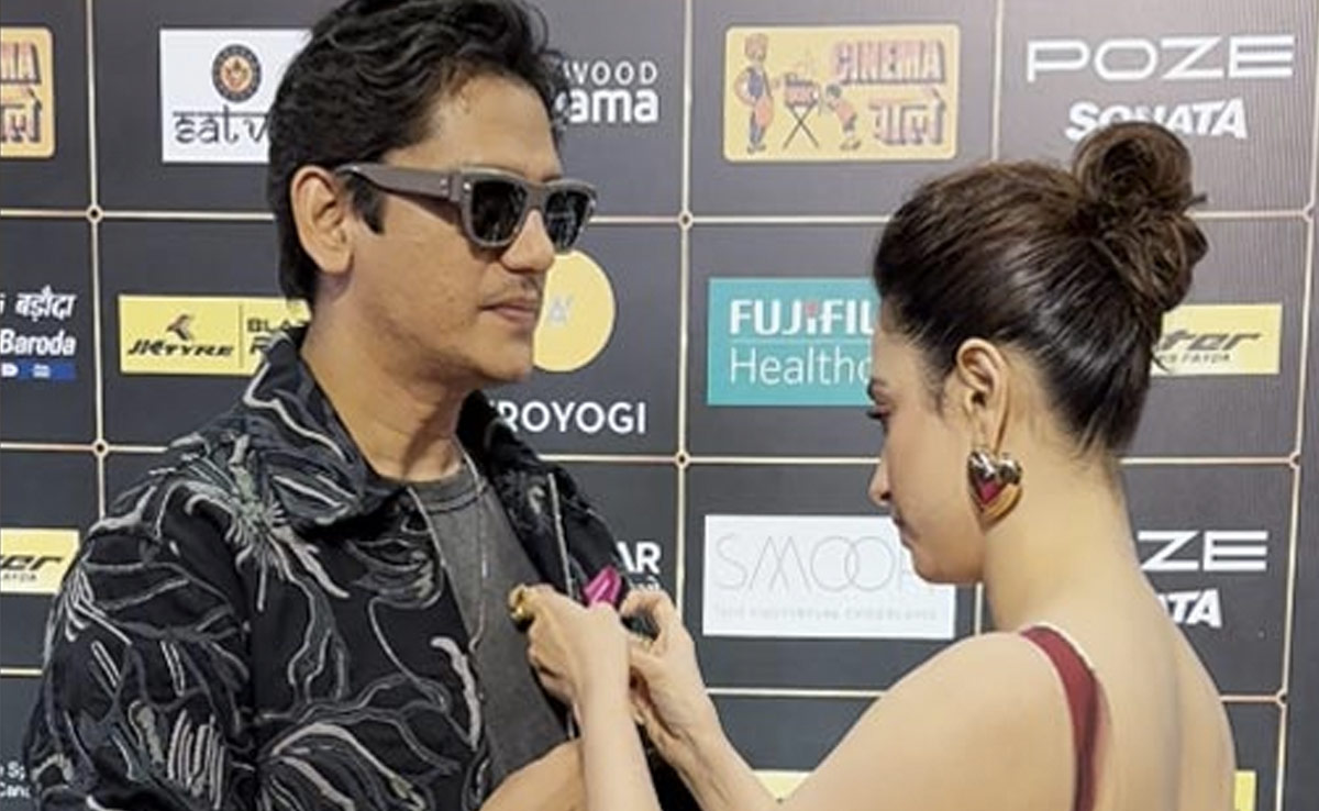 Viral: Tamannaah Helps Vijay Varma Fix Jacket In Adorable Red Carpet Moment. "Nice <i>Jodi </i>," Say Paps