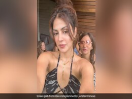 गर्ल्स गैंग के साथ छुट्टियां बिताने अंडमान पहुंची Rhea Chakraborty, एक्ट्रेस का मस्ती भरा अंदाज देख फैंस को याद आए सुशांत गर्ल्स गैंग के साथ छुट्टियां बिताने अंडमान पहुंची Rhea Chakraborty, एक्ट्रेस का मस्ती भरा अंदाज देख फैंस को याद आए सुशांत