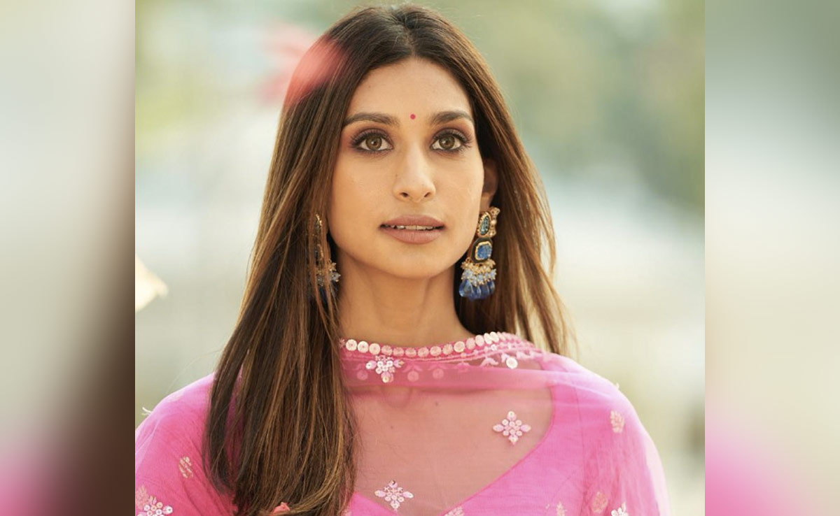 Padmini Kolhapure Reviews Paloma Dhillon's Debut Performance In <i>Dono</i>: "You Are A Natural"