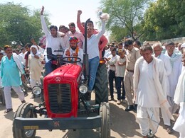 विकास कार्यों के लोकार्पण के बाद करौली विधायक ने संभाली ट्रैक्टर की स्टेरिंग, ग्रामीणों ने जेसीबी से बरसाए फुल