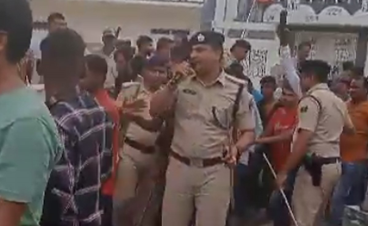 बिहार में ड्यूटी पर तैनात पुलिस अधिकारी ने अखाड़े के जुलूस में लगाए नारे