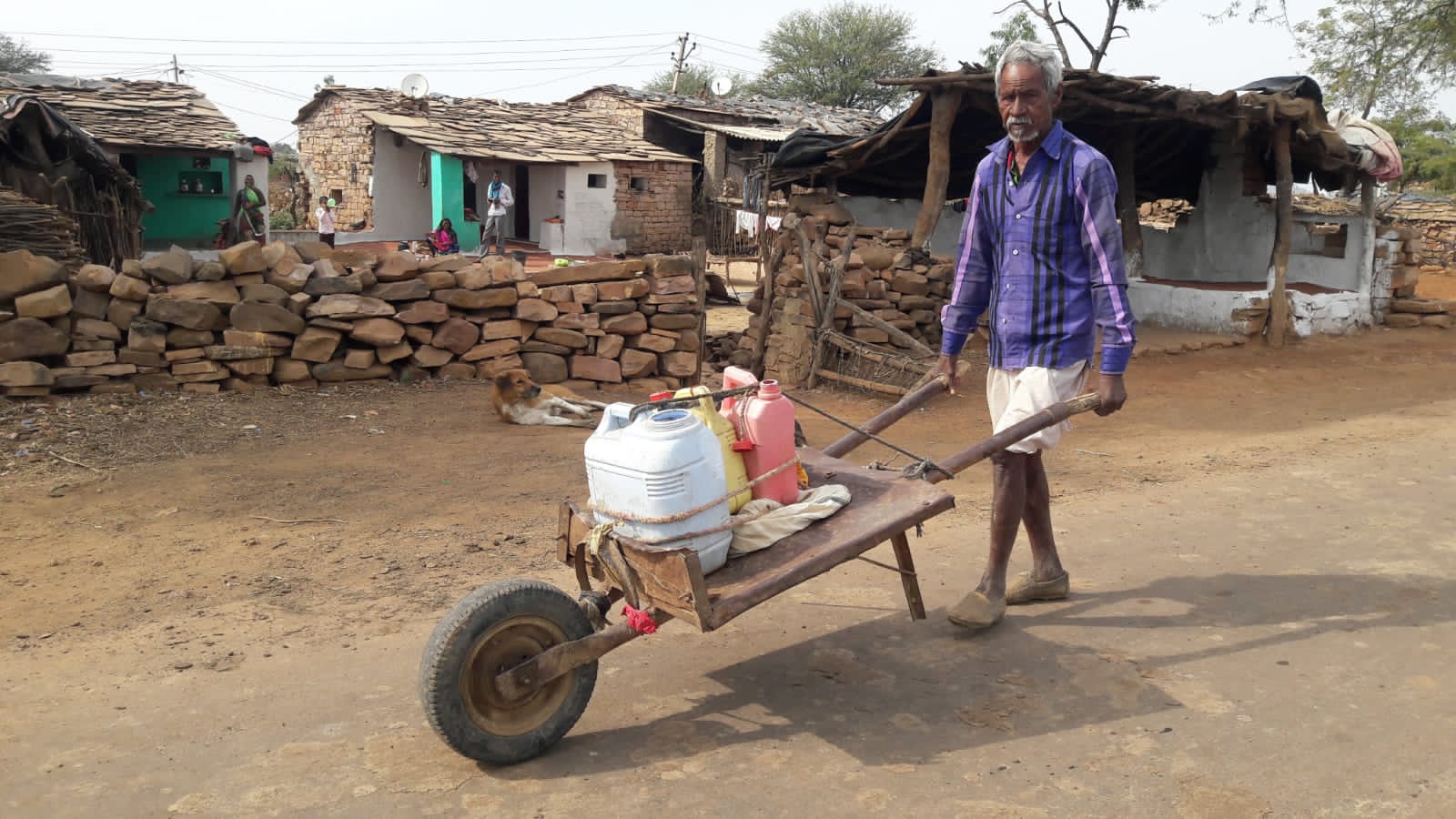 डीडवाना: शेखबासनी गांव में गहराया जल संकट, महंगे टैंकरों का पानी पीने को मजबूर ग्रामीण